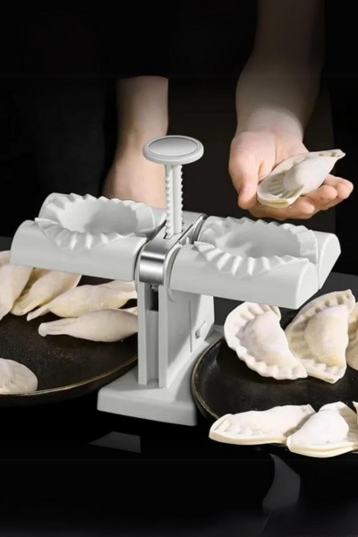 Lepienie pierogów przy użyciu maszynki do lepienia pierogów