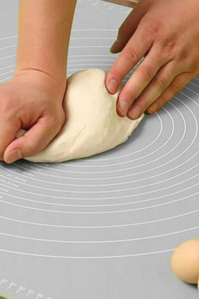 Ugniatanie ciasta na stolnicy silikonowej