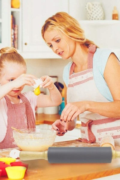 Matka z córką podczas pieczenia używają wałka silikonowego