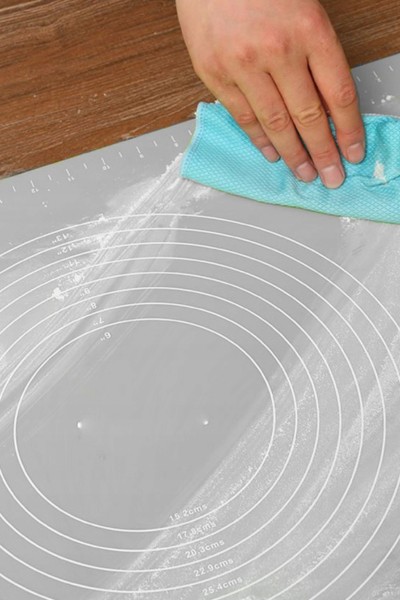 Czyszczenie szmatką stolnicy silikonowej