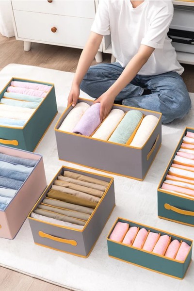 Kobieta układająca ubrania do organizera na ubrania