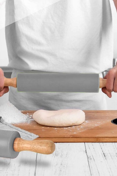 Wałkowanie ciasta wałkiem silikonowym