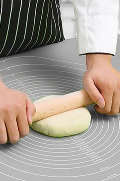 Wałkowanie ciasta na stolnicy silikonowej