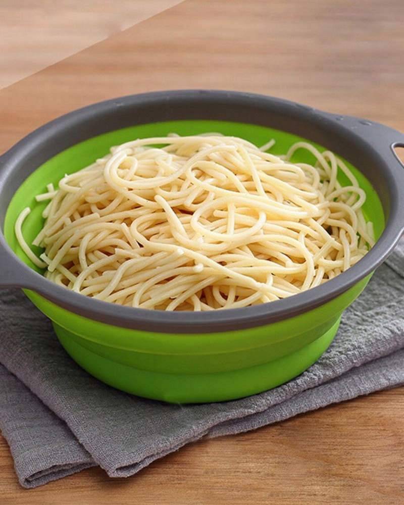 Durszlak silikonowy składany cedzak sitko ociekacz Durszlak silikonowy składany cedzak sitko ociekacz makaron w środku