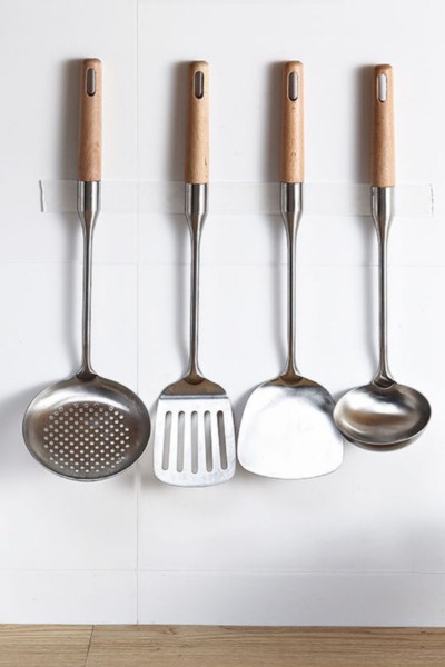 Narzędzia kuchenne zamontowane na ścianie na taśmie nano