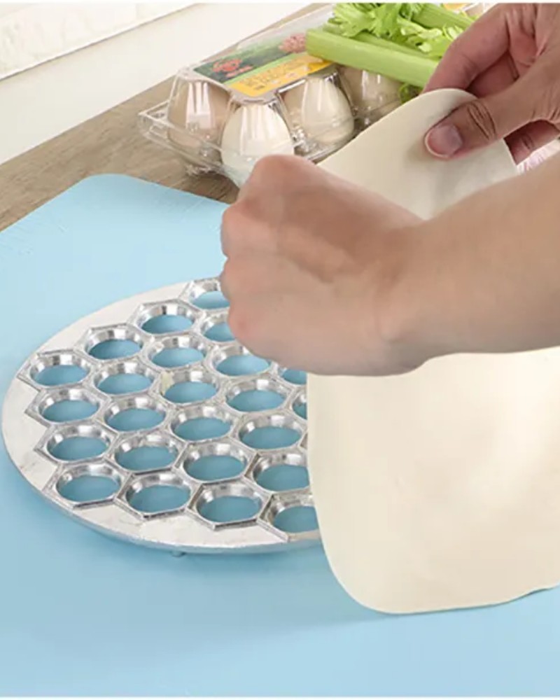 Nakładanie ciasta na formę do wycinania uszek