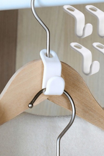 Ubrania zawieszone na wieszakach z wykorzystaniem haczyków na wieszaki