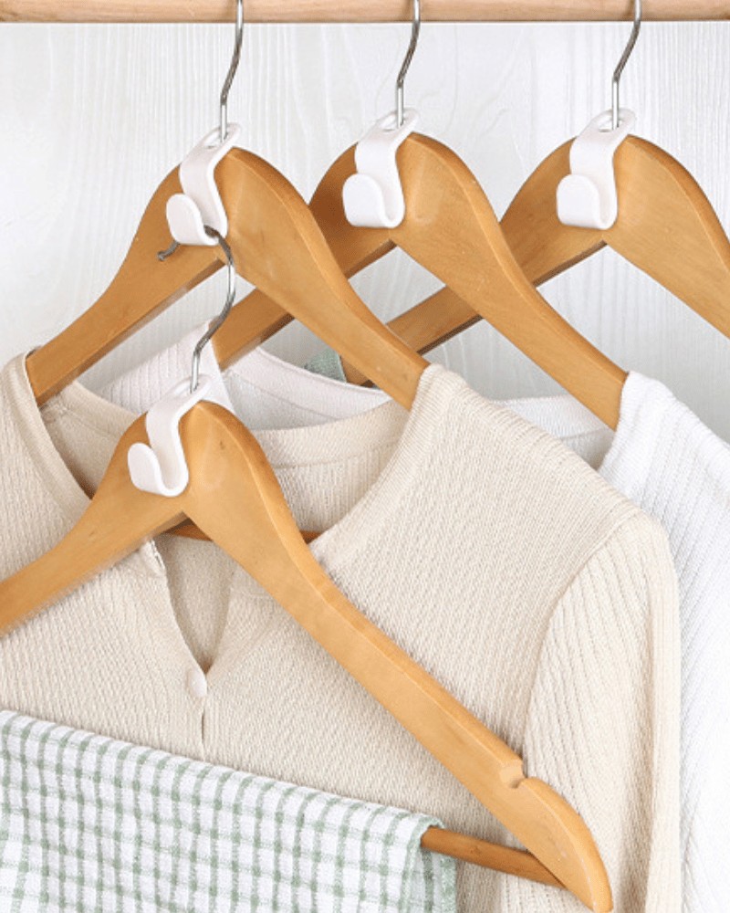 Ubrania zawieszone na wieszakach z wykorzystaniem haczyków na wieszaki