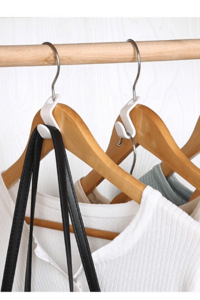 Ubrania zawieszone na wieszakach z wykorzystaniem haczyków na wieszaki