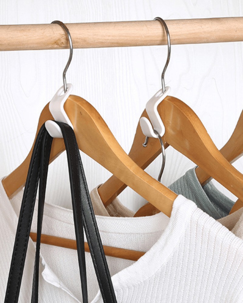 Ubrania zawieszone na wieszakach z wykorzystaniem haczyków na wieszaki