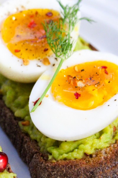 Jajka pokrojone plasterki na kanapce