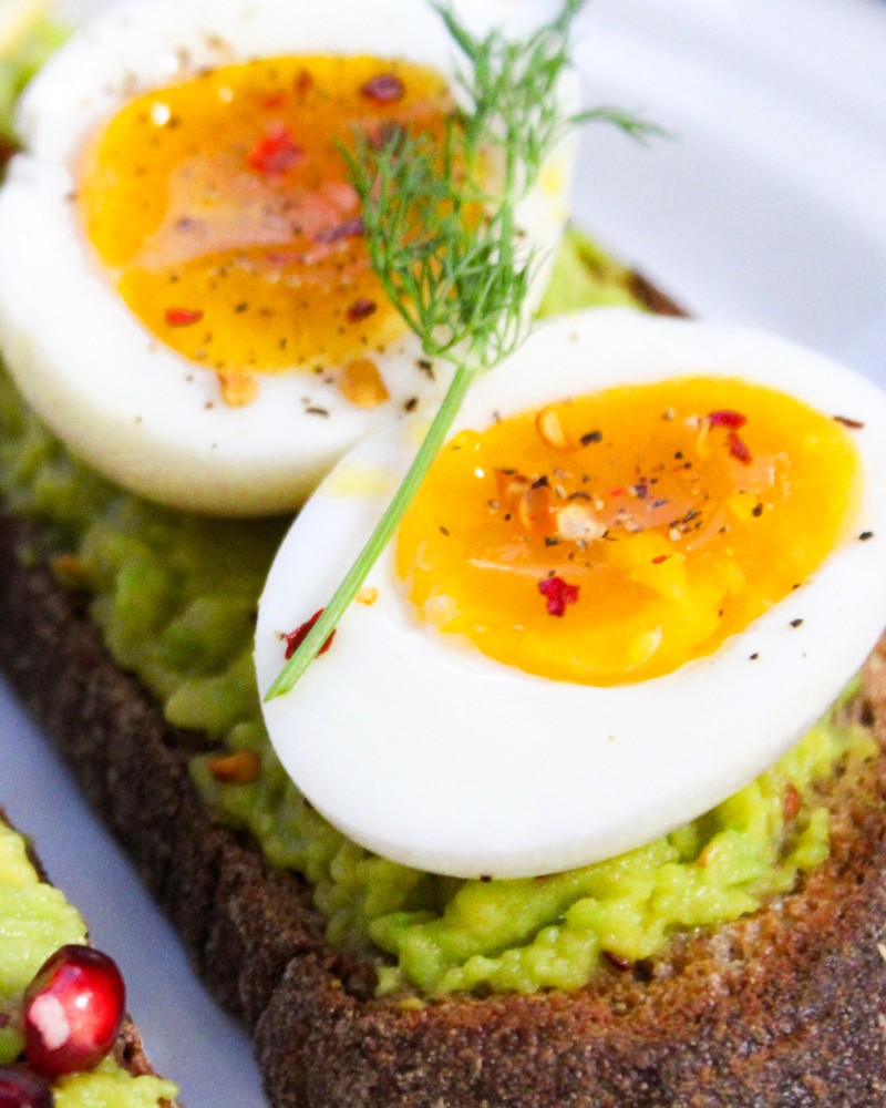 Kanapka z pokrojonymi jajkami