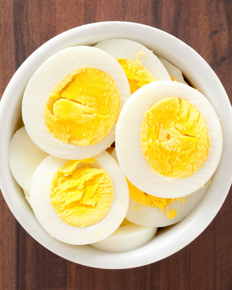 Pokrojone jajka w miseczce