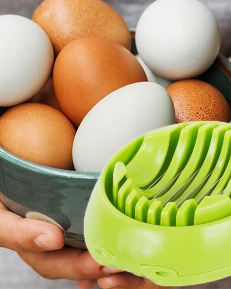Ugotowane nieobrane jajka w misce i krajalnica do jajek