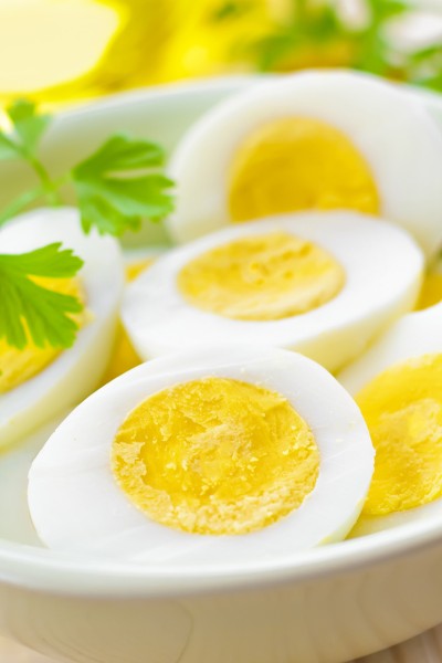 Jajka pokrojone krajalnicą w miseczce