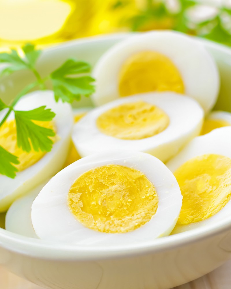 Pokrojone jajka na talerzu