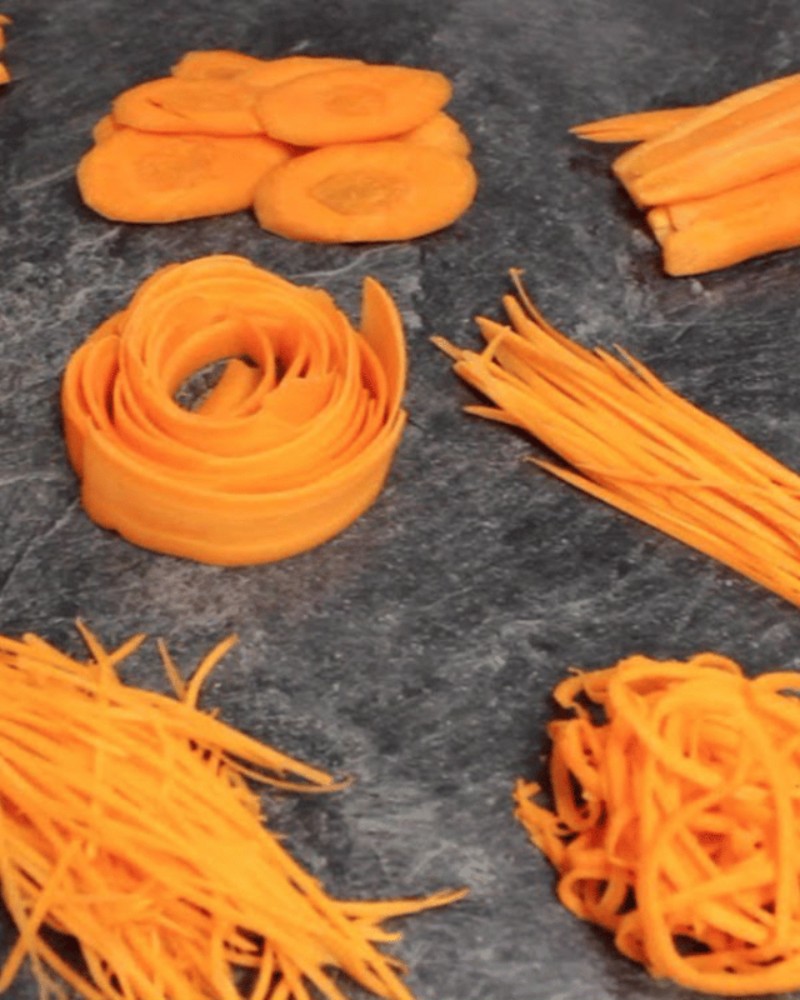 Marchewka pokrojona na krajalnicy