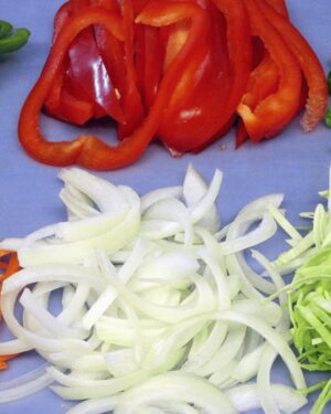 Warzywa pokrojone na krajalnicy