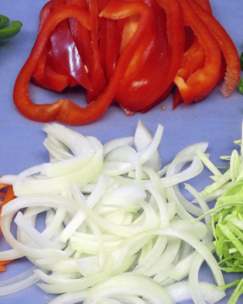 Warzywa pokrojone na krajalnicy