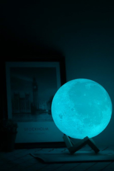 Lampka świecąca na niebiesko