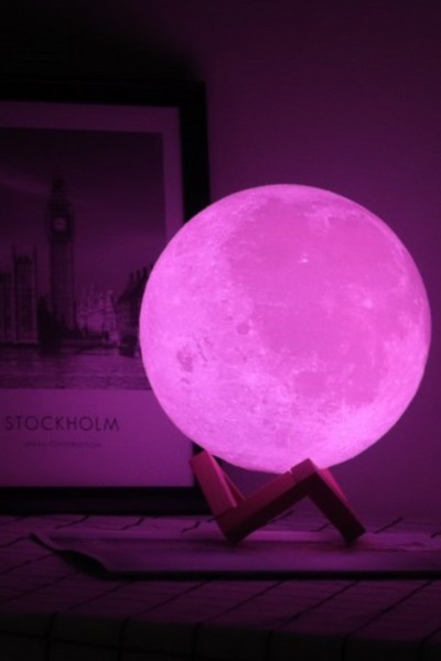 Lampka świecąca na fioletowo