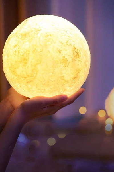 Lampka księżyc 3D LED 15 kolorów trzymana na dłoniach