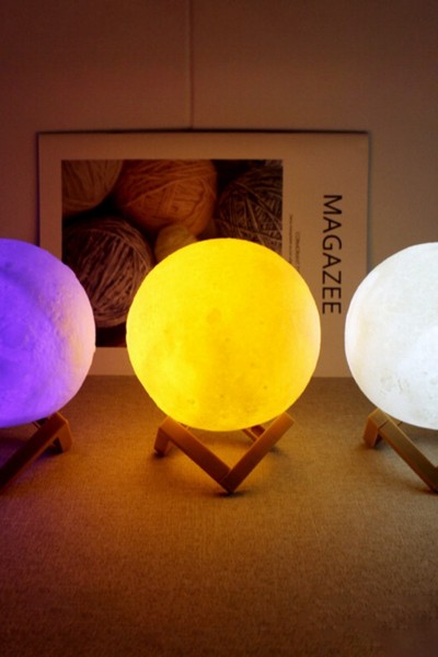 Trzy lampki świecące w kolorach fioletowym, żółtym i białym