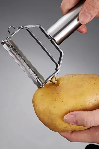 Obieranie ziemniaka obieraczką