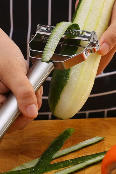 Obieranie ogórka obieraczką