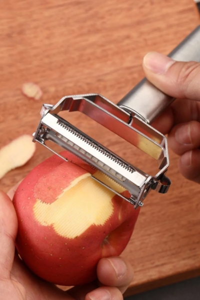 Obieranie jabłka obieraczką