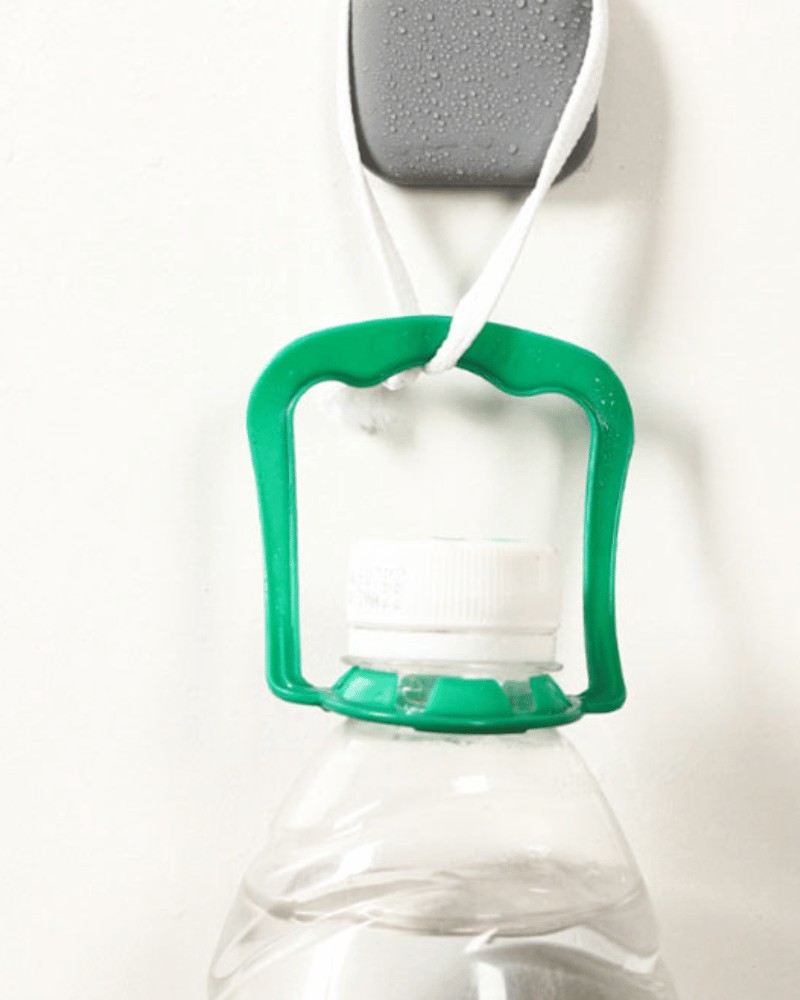 Butelka zawieszona na odbojniku do drzwi