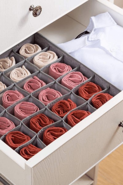 Organizer w szufladzie z bielizną