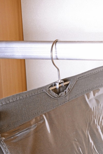 Hak organizera zawieszony na wieszaku w szafie