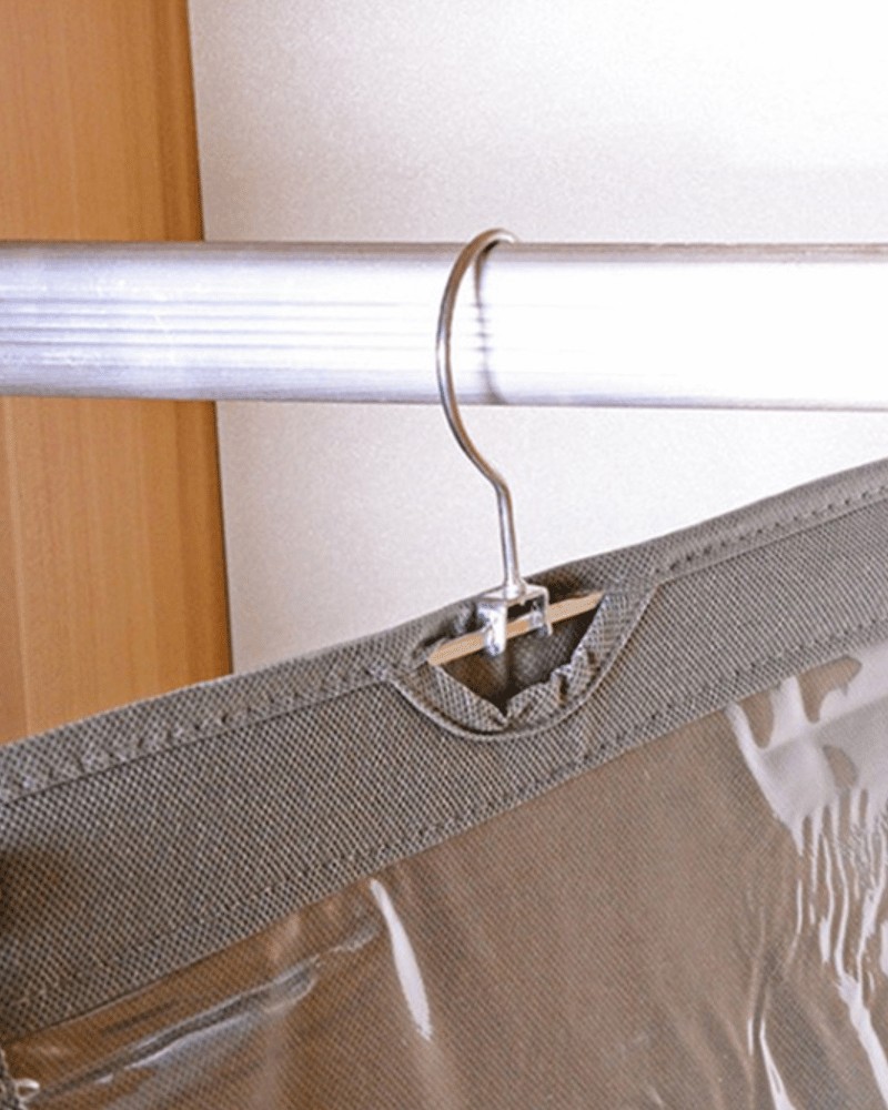 Hak organizera zawieszony w szafie