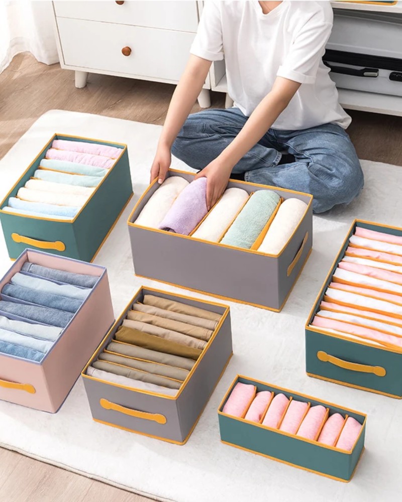 Organizer pudełko do szuflady szafy szafki na ubrania Kobieta układająca ubrania do organizera na ubrania