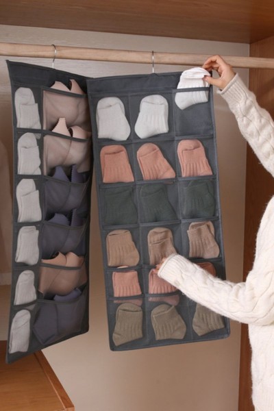 Wkładanie ubrań do kieszonek organizera