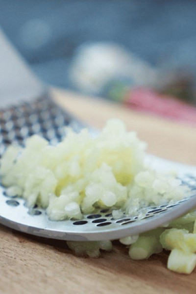 Czosnek po wyciśnięciu za pomocą praski wyciskarki do czosnku