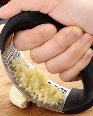 Wyciskanie czosnku za pomocą praski wyciskarki