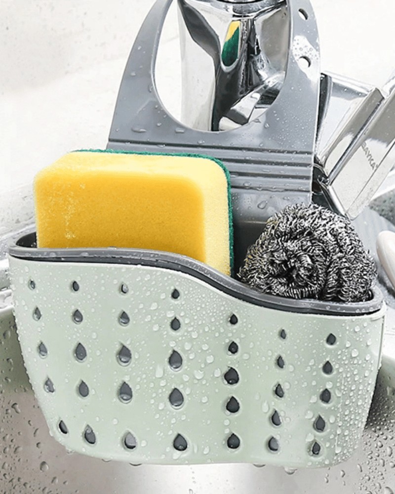 Przybornik zawieszony na kranie z gąbkami w środku