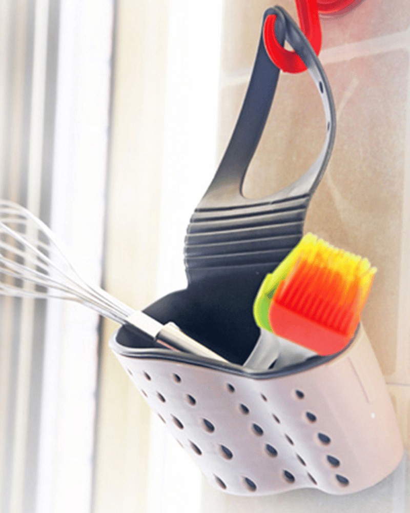 Przybornik zawieszony na haczyku z narzędziami kuchennymi w środku