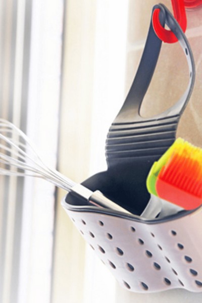 Przybornik zawieszony na haczyku z narzędziami kuchennymi w środku