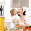 Spryskiwacz dozownik do oleju oliwy octu ze skalą 100 ml Mama i córka w kuchni podczas używania spryskiwacza