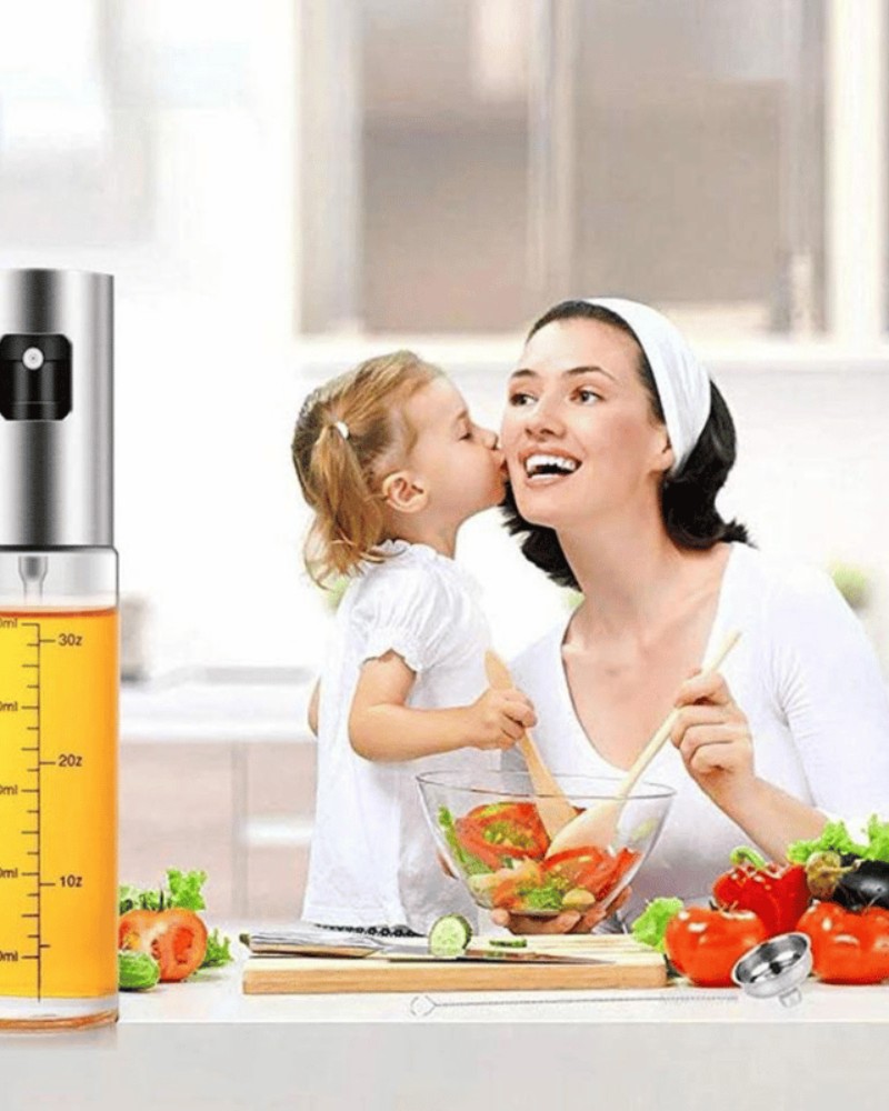 Spryskiwacz dozownik do oleju oliwy octu ze skalą 100 ml Mama i córka w kuchni podczas używania spryskiwacza