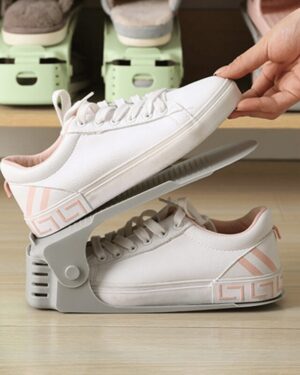 Adidasy na stojaku na buty