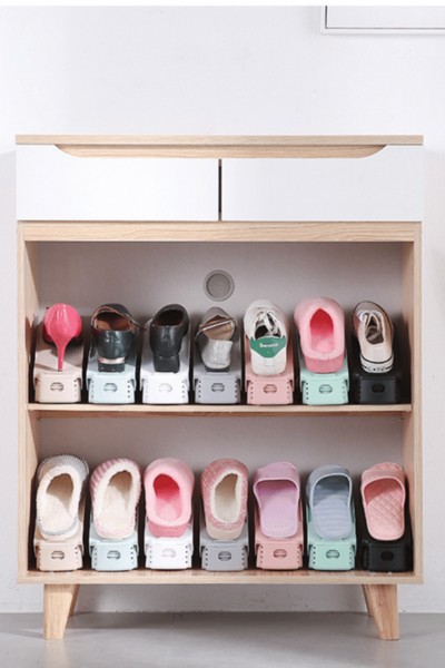 Szafka z butami na stojakach na buty