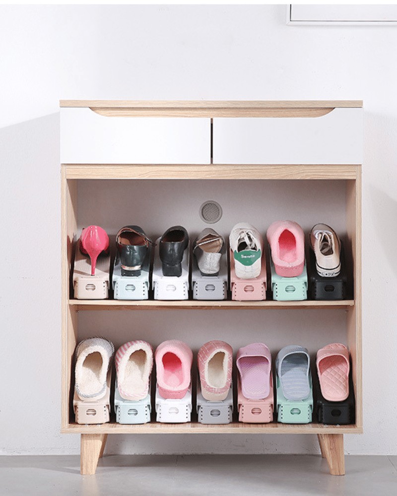 Szafka z butami na stojakach na buty