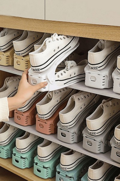 Szafka z butami na stojakach na buty