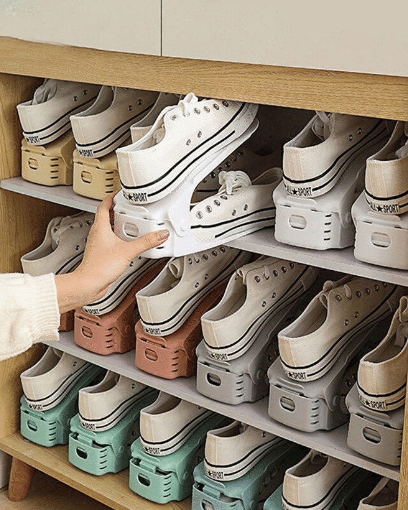 Szafka z butami na stojakach na buty