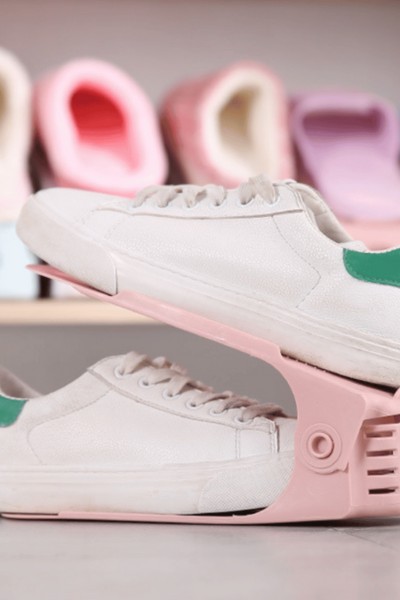 Adidasy na stojaku na buty