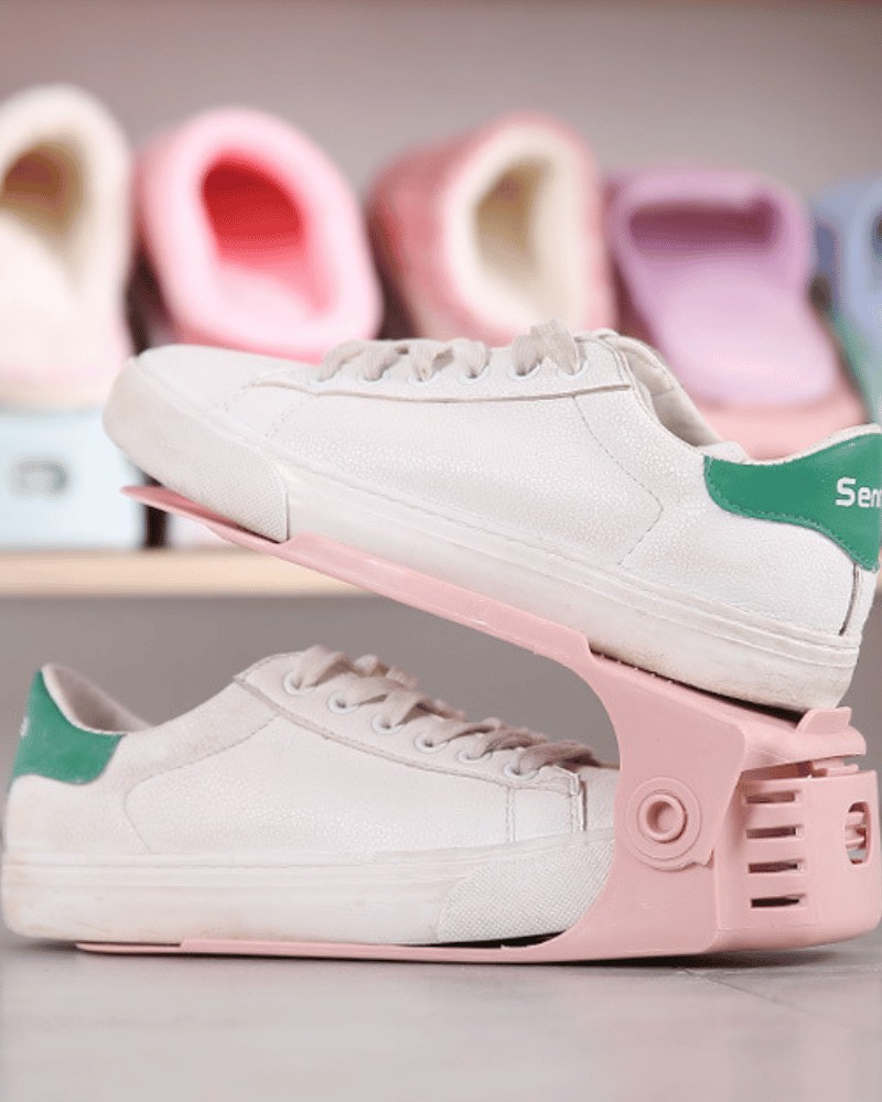 Adidasy na stojaku na buty